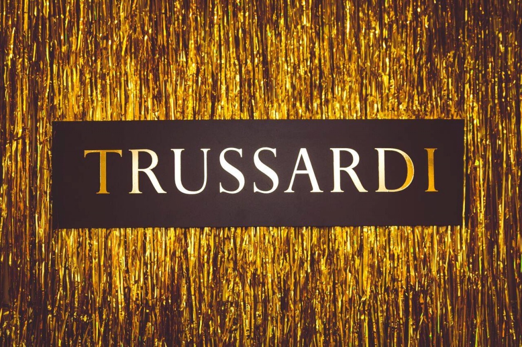 Труссарди логотип. Труссарди. Trussardi лейбл. Труссарди logo. Надпись Труссарди.